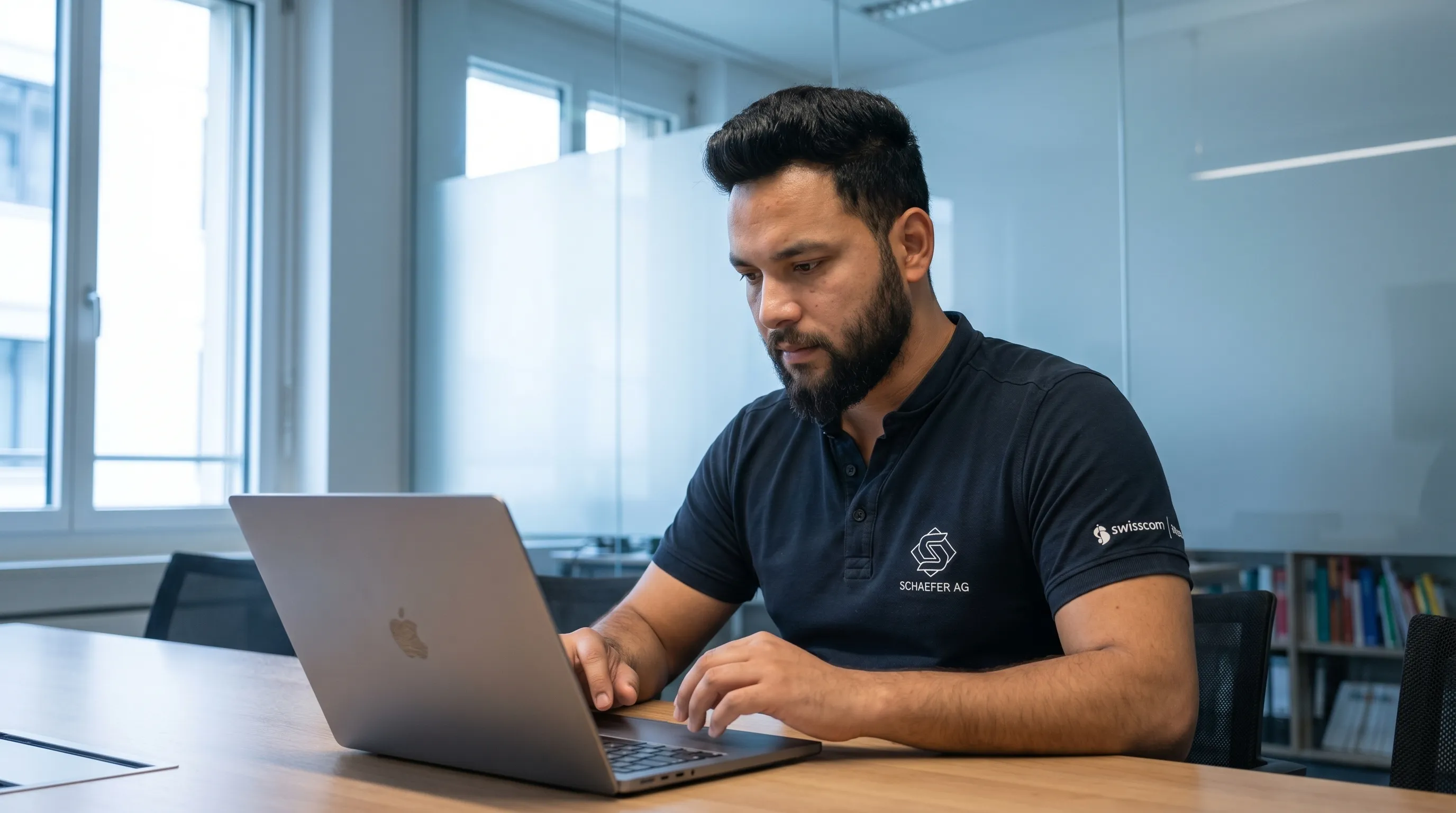 IT-Team konfiguriert mobile Geräte in einer Schweizer Organisation